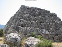 Die Pyramide von Hellenikon